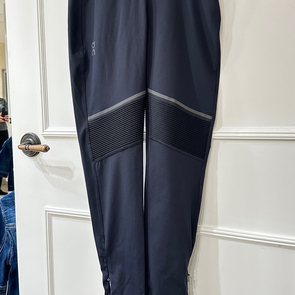 NWOT ON Cloud Runnjng
Tights Long
Black
Size: S (Women's) - Picture 9 of 11